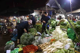 Quang cảnh tấp nập tại các chợ đầu mối ở Hà Nội những ngày giáp Tết