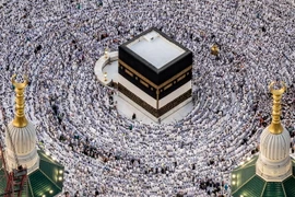 Các tín đồ Hồi giáo cầu nguyện tại Đền thờ Lớn ở thánh địa Mecca, Saudi Arabia trước lễ hành hương Hajj, ngày 11/6/2024. (Ảnh: AFP/TTXVN)