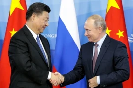 Tổng thống Nga Vladimir Putin (phải) và Chủ tịch Trung Quốc Tập Cận Bình tại cuộc gặp ở Vladivostok ngày 11/9/2018. (Ảnh: AFP/TTXVN)