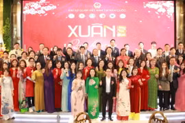 Đại diện các hội đoàn người Việt cùng cán bộ Đại sứ quán Việt Nam và các vị đại biểu khách mời Hàn Quốc chụp ảnh lưu niệm. (Ảnh: Đức Thắng/TTXVN)
