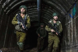 Binh sỹ Israel tìm kiếm trong một đường hầm của Hamas tại Dải Gaza. (Ảnh: Getty Images)