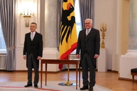 Đại sứ Vũ Quang Minh (trái) và Tổng thống Đức Frank-Walter Steinmeier tại Lễ trình Quốc thư. (Ảnh: Phương Hoa/TTXVN)