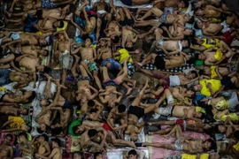 Các tù nhân nằm ngủ chen chúc trên nền sân bóng rổ ở một nhà tù ở Manila, Philippines. (Ảnh: Getty Images)