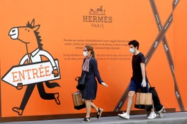 Người dân đi ngang qua một cửa hàng của Hermes ở Paris, Pháp. (Ảnh: Reuters)