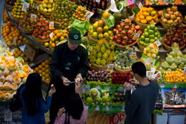 Người dân mua bán tại một chợ ở thành phố Sao Paulo, Brazil. (Ảnh: AFP/TTXVN)