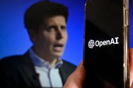 Giám đốc điều hành Sam Altman và biểu tượng OpenAI. (Ảnh: AFP/TTXVN)