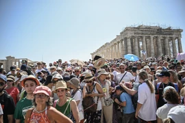 Khách du lịch tham quan địa điểm khảo cổ Athens Acropolis ở Hy Lạp. (Nguồn: Getty Images)