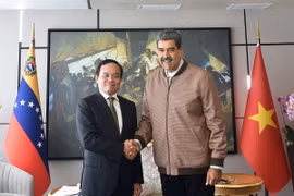 Tổng thống Venezuela Nicolás Maduro chào mừng Phó Thủ tướng Trần Lưu Quang tới thăm Venezuela. (Ảnh: VGP/ TTXVN phát)