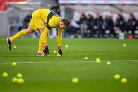 Người hâm mộ ném bóng tennis xuống sân bóng ở Bundesliga. (Nguồn: World Soccer Talk)