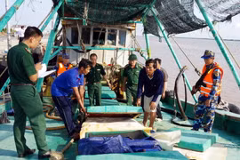 Tổ tuần tra kiểm tra tàu chở xăng dầu không rõ nguồn gốc. (Ảnh minh họa: TTXVN phát)