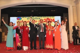 Lãnh sự Nguyễn Tuấn Anh, Chủ tịch Hiệp hội người Việt tại Macau Dương Trung Đức và các thành viên Ban chấp hành hiệp hội chúc mừng nhân dịp Xuân mới. (Ảnh: Xuân Vịnh/TTXVN)