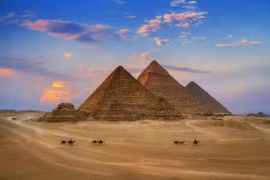 Những kim tự tháp khổng lồ tại Giza đã tồn tại qua hàng nghìn năm. (Nguồn: Getty Images)