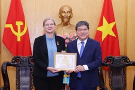 Phó Giáo sư, Tiến sỹ Nguyễn Duy Bắc, Phó Giám đốc Thường trực Học viện Chính trị quốc gia Hồ Chí Minh trao tặng Kỷ niệm chương “Vì sự nghiệp đào tạo, bồi dưỡng lý luận chính trị” cho bà Ann Mawe, Đại sứ Vương quốc Thụy Điển tại Việt Nam. (Ảnh: Văn Điệp/TTXVN)