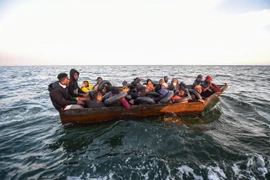 Người di cư lênh đênh trên Địa Trung Hải, ngoài khơi tỉnh Sfax, Tunisia. (Ảnh: AFP/TTXVN)