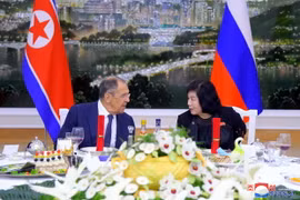 Ngoại trưởng Nga Sergei Lavrov (trái) và người đồng cấp Triều Tiên Choe Son Hui tại cuộc gặp ở Bình Nhưỡng ngày 18/10/2023. (Ảnh: Yonhap/TTXVN)