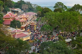 Hàng nghìn người dân lên núi Bà tạ lễ cuối năm. (Ảnh: Sun World Ba Den Mountain)