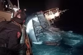 Tàu khu trục HTMS Sukhothai bị nghiêng trước khi chìm xuống biển. (Nguồn: Hải quân Hoàng gia Thái Lan)