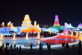 Liên hoan băng đăng quốc tế Cáp Nhĩ Tân, tỉnh Hắc Long Giang, Trung Quốc, thu hút đông đảo du khách tới chiêm ngưỡng. (Ảnh: THX/TTXVN)
