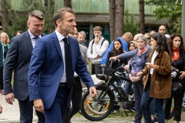 Tổng thống Pháp Emmanuel Macron rời điểm bầu cử Quốc hội ở Le Touquet ngày 30/6/2024. (Ảnh: THX/TTXVN)