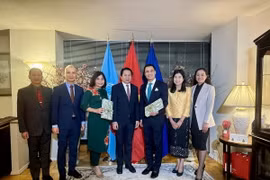 Đại sứ Đặng Hoàng Giang cùng Phu nhân và Đại sứ Lào cùng cán bộ chủ chốt hai phái đoàn. (Ảnh: Quang Huy/TTXVN)