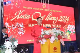 Tổng lãnh sự Việt Nam tại Pakse (Lào) Nguyễn Văn Trung phát biểu. (Ảnh TTXVN phát)