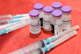 Vaccine phòng COVID-19 của hãng dược Pfizer-BioNTech. (Ảnh: AFP/TTXVN)