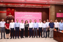 Lãnh đạo thành phố Hà Nội với đại biểu các cơ quan báo chí Trung ương và Hà Nội tại buổi gặp mặt. (Ảnh: Văn Điệp/TTXVN)
