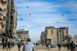 Quân đội Mỹ thả lô hàng viện trợ xuống Dải Gaza ngày 1/3/2024. (Ảnh: AFP/TTXVN)