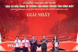 Các tác giả giành giải Nhất cuộc thi viết bảo vệ nền tảng tư tưởng của Đảng trong tình hình mới. (Nguồn: TTXVN)
