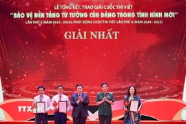 Các tác giả giành giải Nhất cuộc thi viết bảo vệ nền tảng tư tưởng của Đảng trong tình hình mới. (Nguồn: TTXVN)