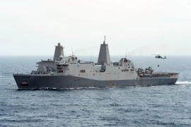 Tàu đổ bộ USS San Antonio (LPD 17) của Mỹ hoạt động trên Vịnh Aden. (Ảnh: AFP/TTXVN)