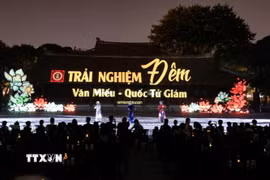 Chương trình trải nghiệm đêm “Tinh hoa đạo học” Tại Văn Miếu-Quốc Tử Giám. (Nguồn: TTXVN)