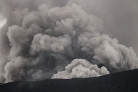 Núi lửa Marapi ở Tây Sumatra, Indonesia phun tro bụi ngày 6/12/2023. (Ảnh: AFP/TTXVN)