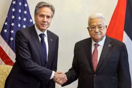 Ngoại trưởng Mỹ Antony Blinken (trái) trong cuộc gặp với Tổng thống Palestine Mahmoud Abbas (phải) tại Amman, Jordan, ngày 13/10/2023. (Ảnh: AFP/TTXVN)