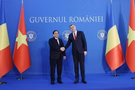 Thủ tướng Phạm Minh Chính và Thủ tướng Romania Ion-Marcel Ciolacu họp báo. (Ảnh: Dương Giang/TTXVN)