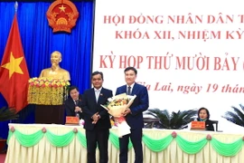 Tân Phó Chủ tịch Uỷ ban Nhân dân tỉnh Gia Lai khóa XII, nhiệm kỳ 2021-2026 Nguyễn Tuấn Anh (bên phải ảnh). (Ảnh: Quang Thái/TTXVN)