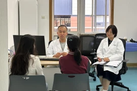 Bác sỹ tại Trung tâm Y tế Nhi đồng Thượng Hải thăm khám cho một học sinh gặp khó khăn khi học Toán. (Nguồn: Trung tâm Y tế Nhi đồng Thượng Hải)