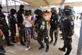 Binh sĩ Honduras tiếp quản nhà tù ở Tamara, cách thủ đô Tegucigalpa 25km về phía bắc, ngày 26/6/2023. (Ảnh: AFP/TTXVN)