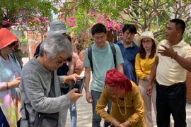 Du khách Hàn Quốc tham quan, tìm hiểu nghệ thuật làm gốm của đồng bào Chăm làng Bàu Trúc ở thị trấn Phước Dân (huyện Ninh Phước). (Ảnh: TTXVN phát)