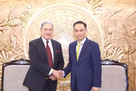 Trưởng Ban Đối ngoại Trung ương Lê Hoài Trung tiếp Phó Thủ tướng, Bộ trưởng Ngoại giao New Zealand Winston Peters. (Ảnh: Phương Hoa/TTXVN)