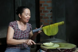 Chị Trần Thị Hiền có hơn 20 năm làm bánh tráng bằng thủ công. (Ảnh: Tuấn Anh/TTXVN)