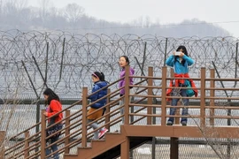 (Tư liệu) Khách du lịch tham quan Công viên hòa bình Imjingak gần Khu phi quân sự (DMZ) liên Triều, tại Paju, Hàn Quốc, ngày 5/4/2013. (Ảnh: AFP/TTXVN)
