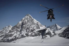 Trực thăng được huy động để tìm kiếm du khách mất tích trên dãy Alps. (Ảnh: AFP)