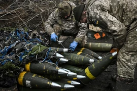 Binh sỹ Ukraine lắp đầu đạn pháo tại Bakhmut ngày 11/3/2023. (Ảnh: AFP)