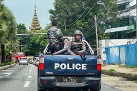 Cảnh sát tuần tra trên đường phố tại Yangon, Myanmar. (Ảnh: AFP/TTXVN)