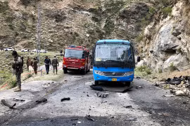 Hiện trường vụ đánh bom nhằm vào đoàn xe chở các kỹ sư Trung Quốc ở Pakistan. (Ảnh: AFP)