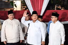Ông Prabowo Subianto (giữa) phát biểu trước báo giới và những người ủng hộ, sau khi kết quả kiểm phiếu chính thức cuối cùng của cuộc bầu cử Tổng thống Indonesia được công bố tại Jakarta, tối 20/3/2024. (Ảnh: THX/TTXVN)