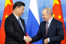 Tổng thống Nga Vladimir Putin (phải) và Chủ tịch Trung Quốc Tập Cận Bình tại cuộc gặp ở Vladivostok ngày 11/9/2018. (Ảnh: AFP/TTXVN)
