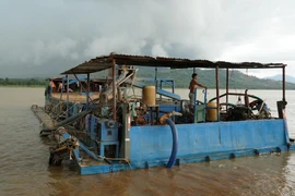 Công an Thành phố Hồ Chí Minh đã triệt phá một đường dây khai thác cát trái phép với quy mô lớn. (Ảnh minh họa: Hoài Nam/TTXVN)