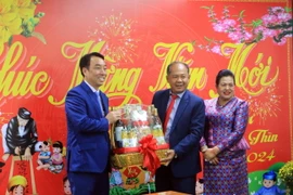 Tỉnh trưởng Oum Reatrey tặng quà Tết Chủ tịch Ủy ban Nhân dân tỉnh Vĩnh Long Lữ Quang Ngời (trái). (Ảnh: Phạm Minh Tuấn/TTXVN)
